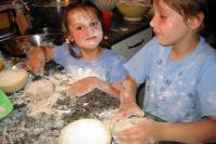 Juliane und Jana backen Brot